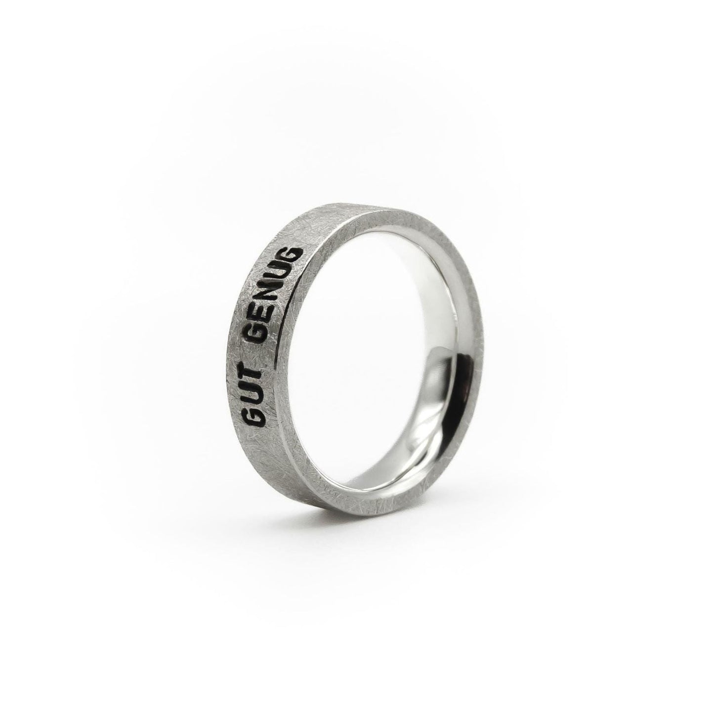 Ring in 5 mm Breite, Oberfläche: "Kalt & Klar", Gravur: "Gut genug".