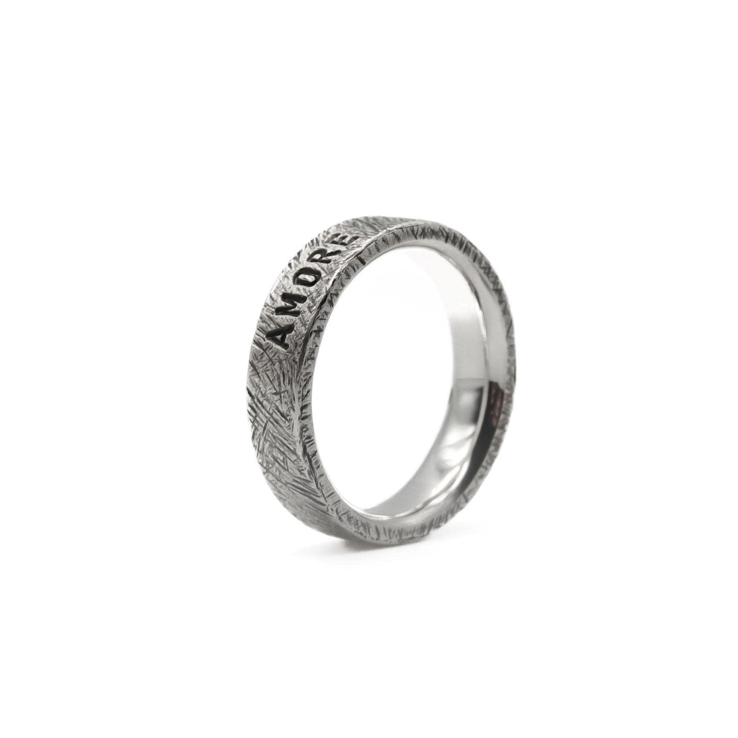 Ring in 5 mm Breite, Oberfläche: "Rau & Echt", Gravur: "Amore".