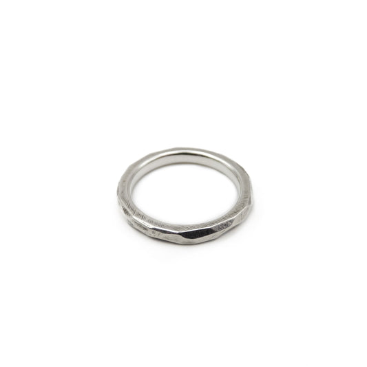 Beisteckring aus 925 Silber, grob gefeilte Facetten, patiniert