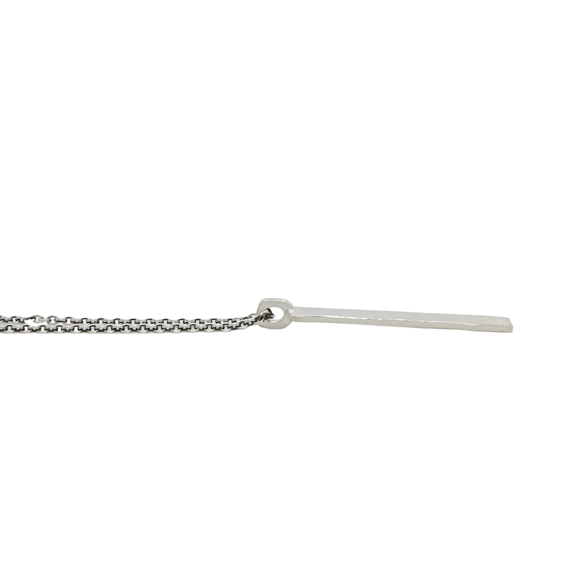Handgeschmiedeter, rechteckiger Silberanhänger mit persönlicher Wunschgravur in Handschrift. Ein besonderes Geschenk aus 925 Sterling Silber auf neutralem Hintergrund.