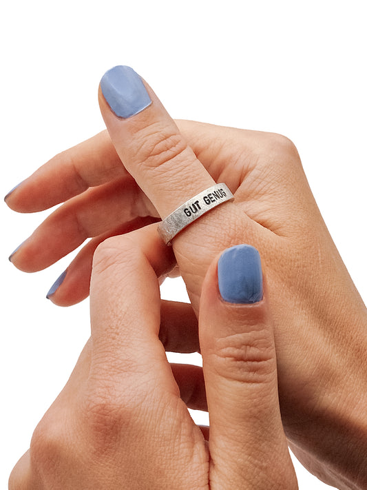Feministischer Statement-Ring mit Wunschgravur „GUT GENUG“ aus 925 Silber am Finger getragen.