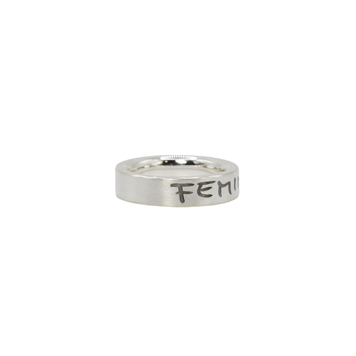 5 mm breiter Silberring mit handgraviertem Feminist-Schriftzug – feministischer Statement-Schmuck.