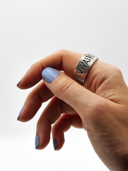 Geschenk für Feministinnen – Breiter Viva la Vulva Silberring am Finger getragen