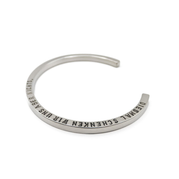 Massive 10mm breite Silber Armspange aus 925 Sterling Silber mit gefräster Hammerschlag-Optik, oxidiert.