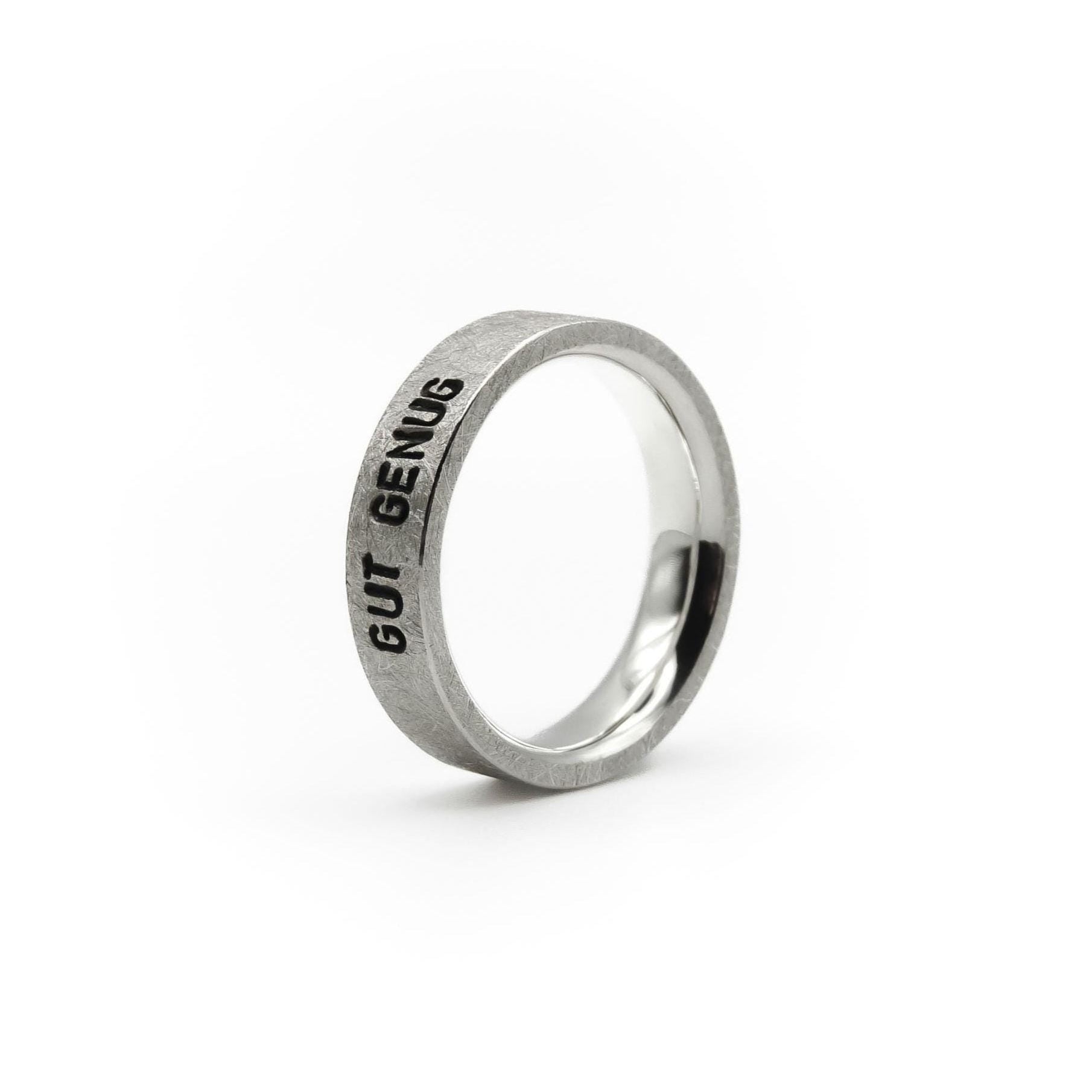 Ring in 5 mm Breite, Oberfläche: "Kalt & Klar", Gravur: "Gut genug".