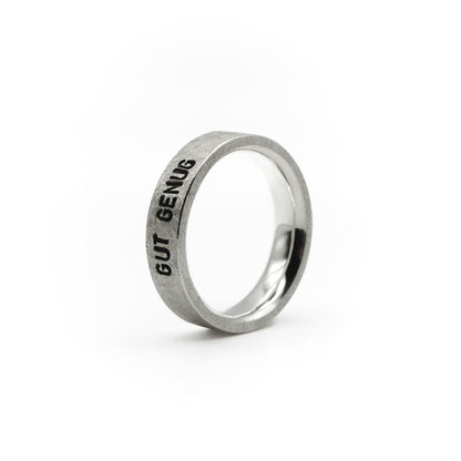 Ring in 5 mm Breite, Oberfläche: "Kalt & Klar", Gravur: "Gut genug".