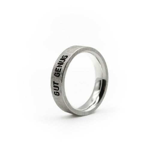 Ring in 5 mm Breite, Oberfläche: "Kalt & Klar", Gravur: "Gut genug".