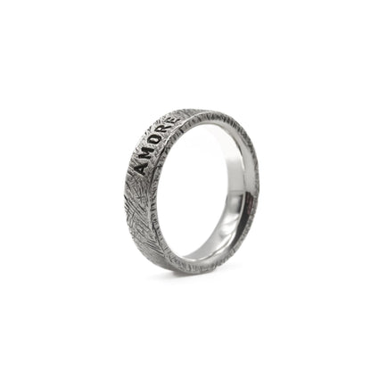 Ring in 5 mm Breite, Oberfläche: "Rau & Echt", Gravur: "Amore".