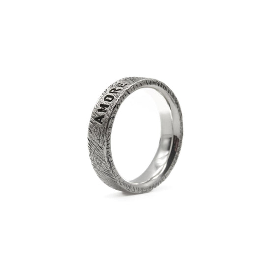 Ring in 5 mm Breite, Oberfläche: "Rau & Echt", Gravur: "Amore".