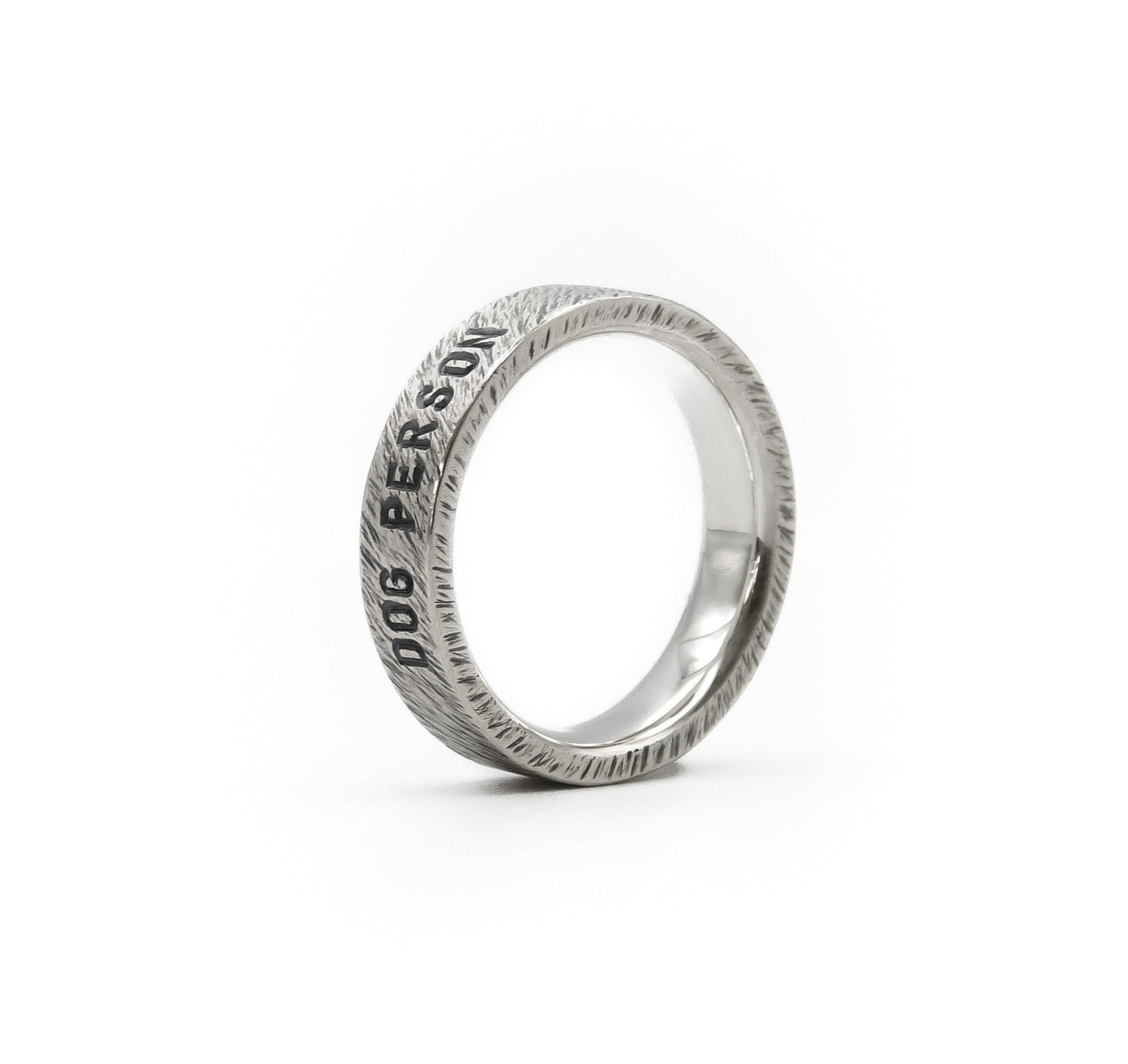 Ring in 5 mm Breite, Oberfläche: "Rau & Echt - Fell", Gravur: "Dog Person".