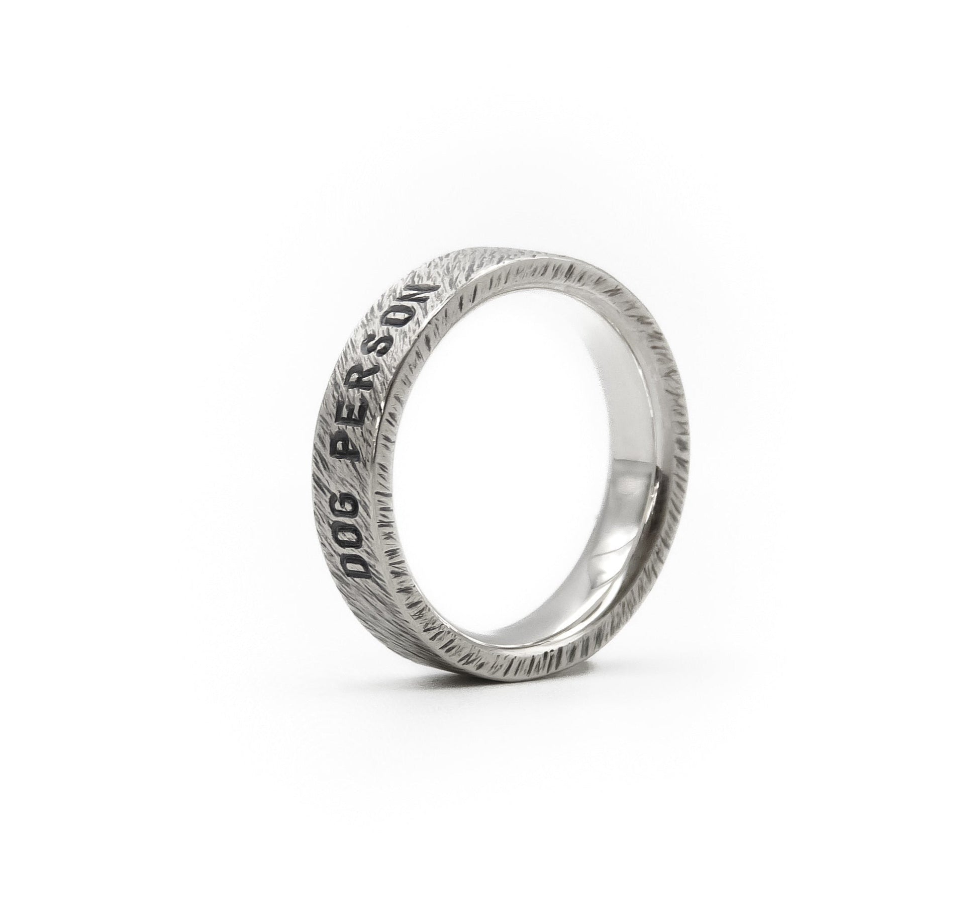 Ring in 5 mm Breite, Oberfläche: "Rau & Echt - Fell", Gravur: "Dog Person".