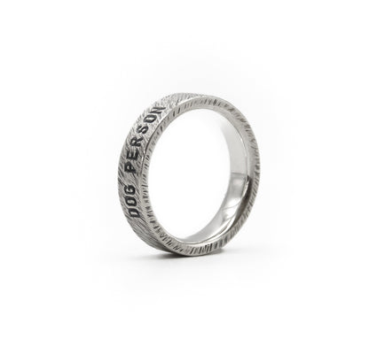 Ring in 5 mm Breite, Oberfläche: "Rau & Echt - Fell", Gravur: "Dog Person".