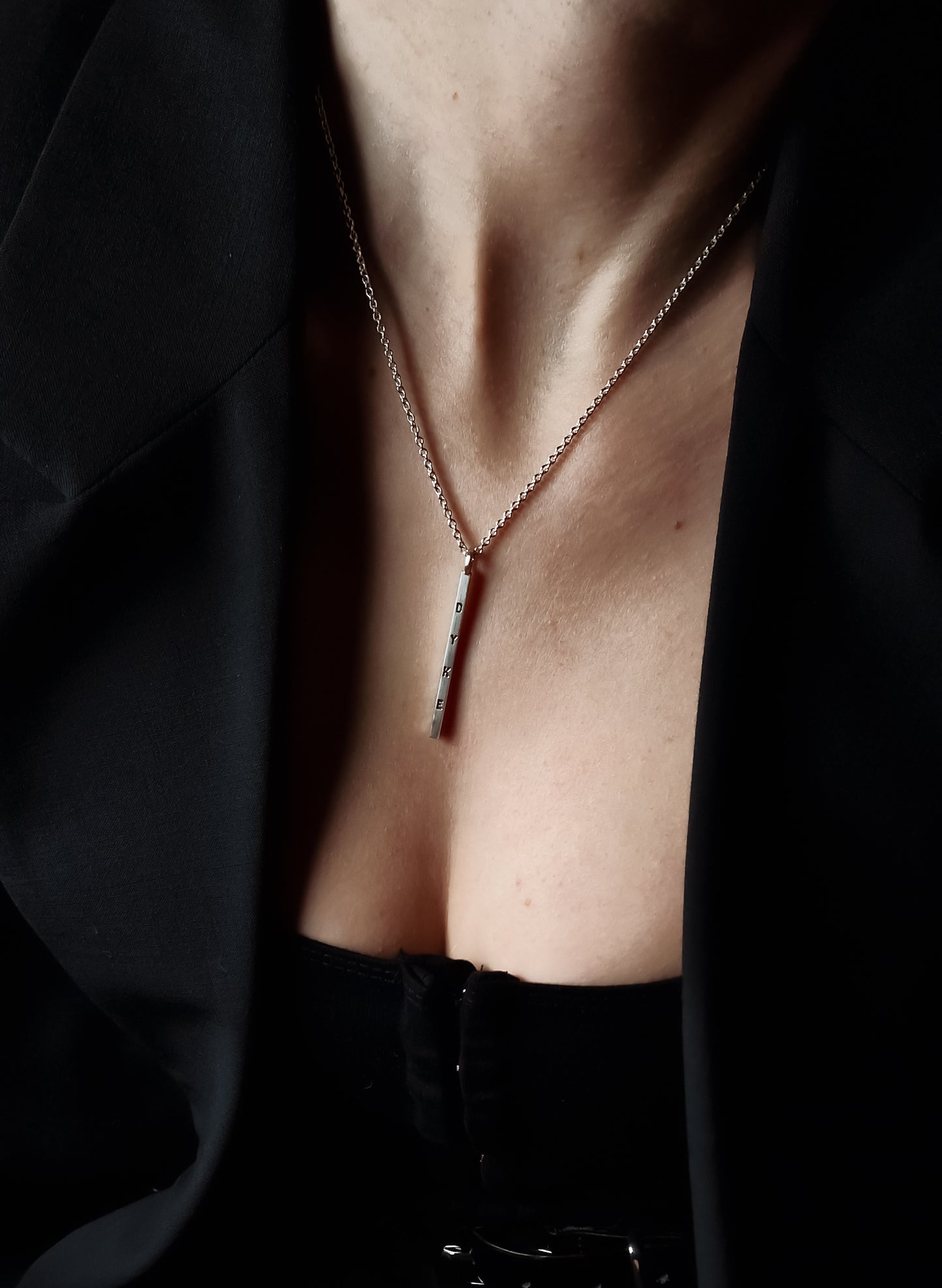 Personalisierte Kette mit Gravur aus 925 Silber am Hals getragen