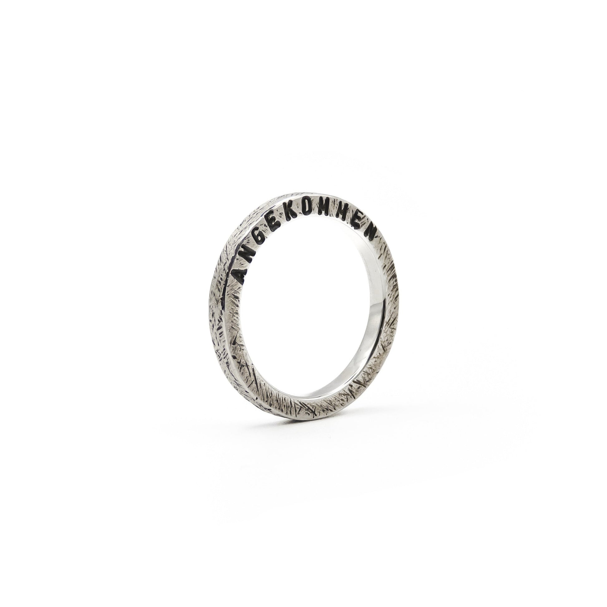 Ring S, Oberfläche "Rau & Echt", mit seitlicher Gravur: "Angekommen".