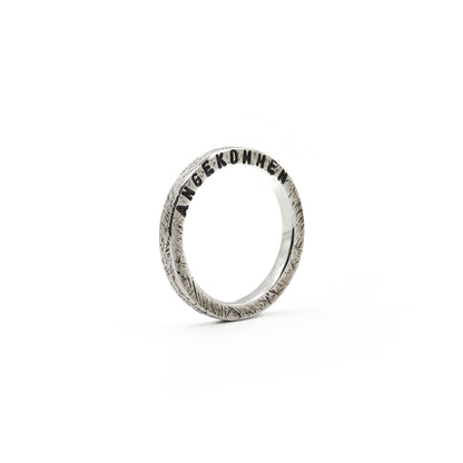Ring S, Oberfläche "Rau & Echt", mit seitlicher Gravur: "Angekommen".