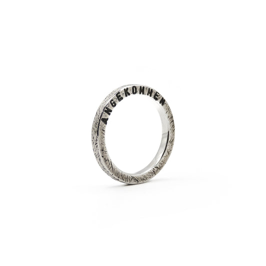 Ring S, Oberfläche "Rau & Echt", mit seitlicher Gravur: "Angekommen".