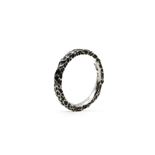 Höhen & Tiefen, 2,5 mm Breite, tief gefräst und patiniert.