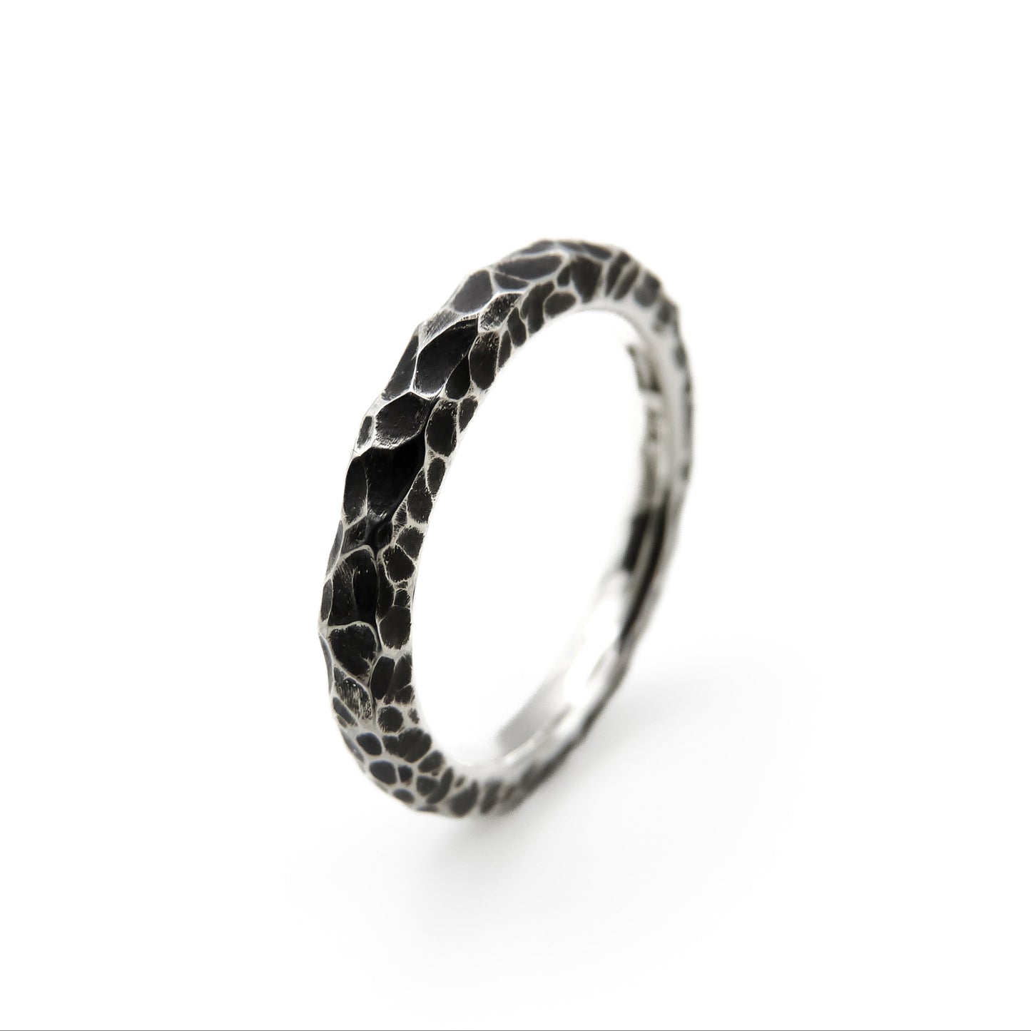 Höhen & Tiefen, 2,5 mm Breite, tief gefräst und patiniert.