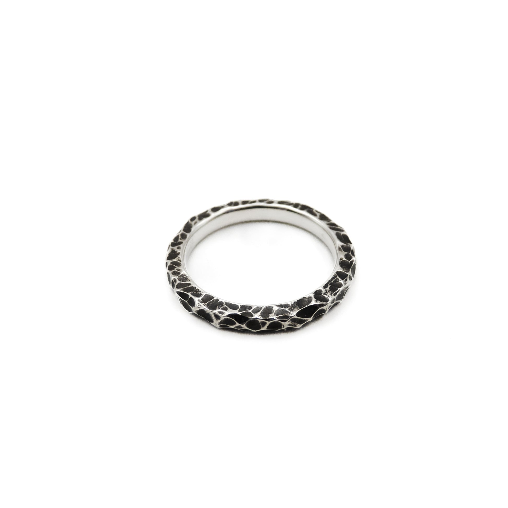 Höhen & Tiefen, 2,5 mm Breite, tief gefräst und patiniert.