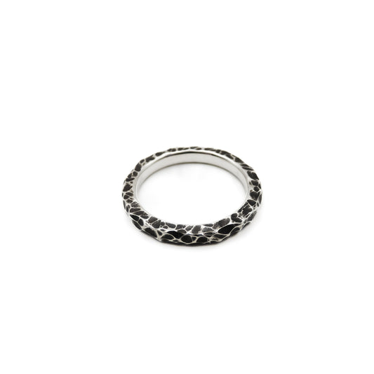 Höhen & Tiefen, 2,5 mm Breite, tief gefräst und patiniert.