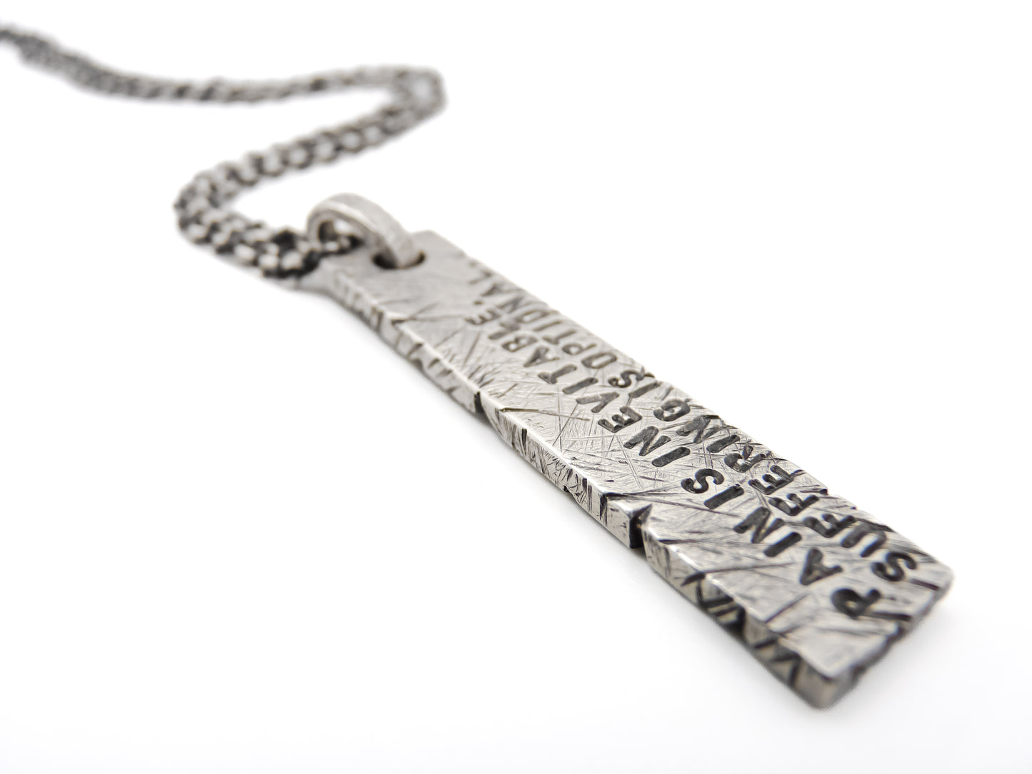 Detailansicht handgeschmiedeter Silber-Anhänger und Schriftzug