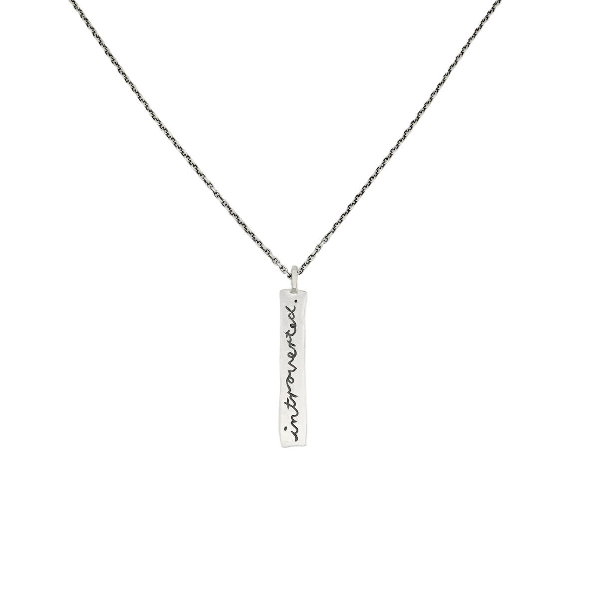 Rechteckiger Silberanhänger mit der Gravur 'introverted'. Ein personalisierbares Schmuckstück mit individueller Wunschgravur als stärkender Mental Health Schmuck.