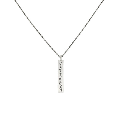 Rechteckiger Silberanhänger mit der Gravur 'introverted'. Ein personalisierbares Schmuckstück mit individueller Wunschgravur als stärkender Mental Health Schmuck.