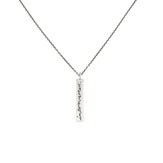 Rechteckiger Silberanhänger mit der Gravur 'introverted'. Ein personalisierbares Schmuckstück mit individueller Wunschgravur als stärkender Mental Health Schmuck.