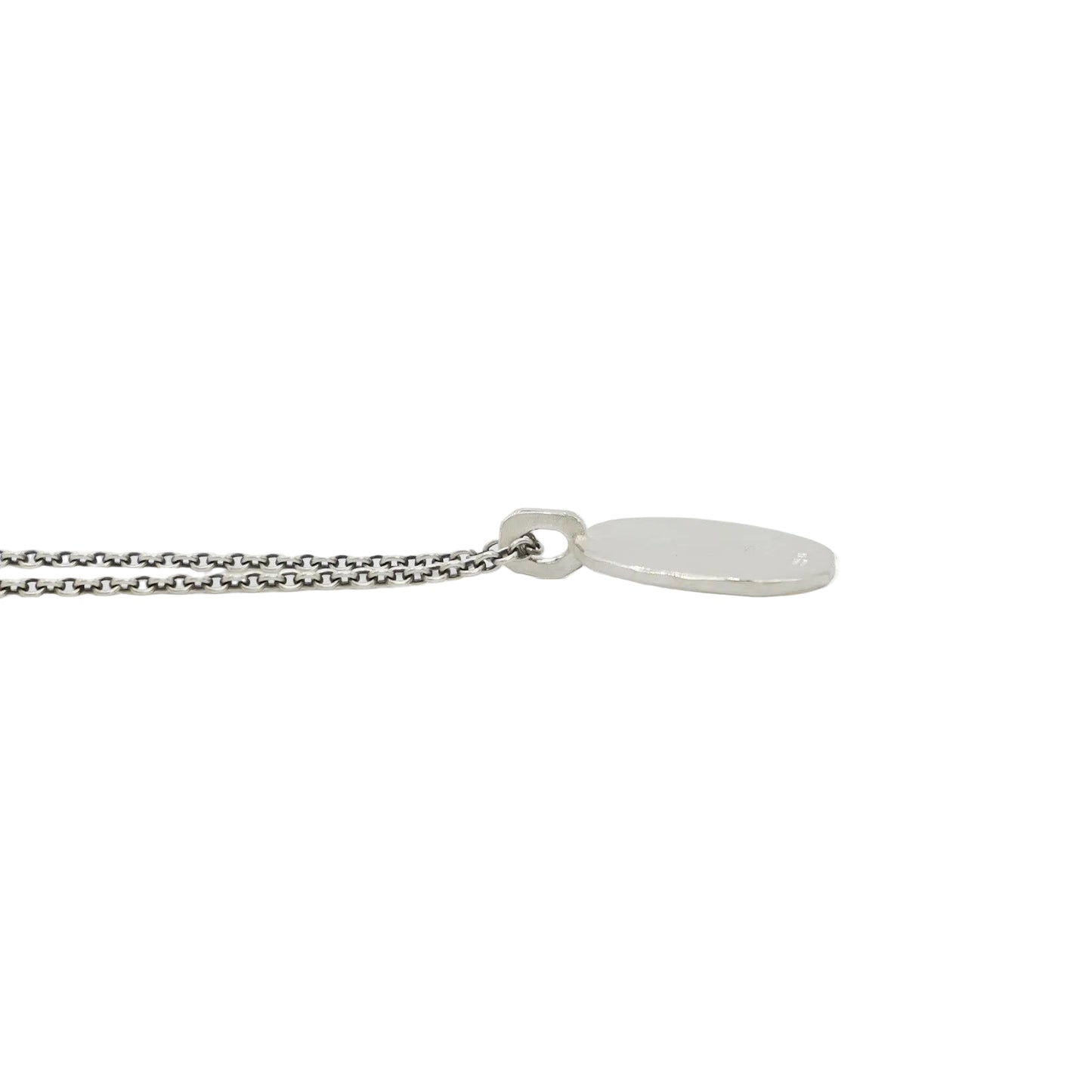 Detailansicht einer Silberkette mit rundem Anhänger und personalisierbarem Spruch, handgraviert.