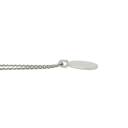 Detailansicht einer Silberkette mit rundem Anhänger und personalisierbarem Spruch, handgraviert.
