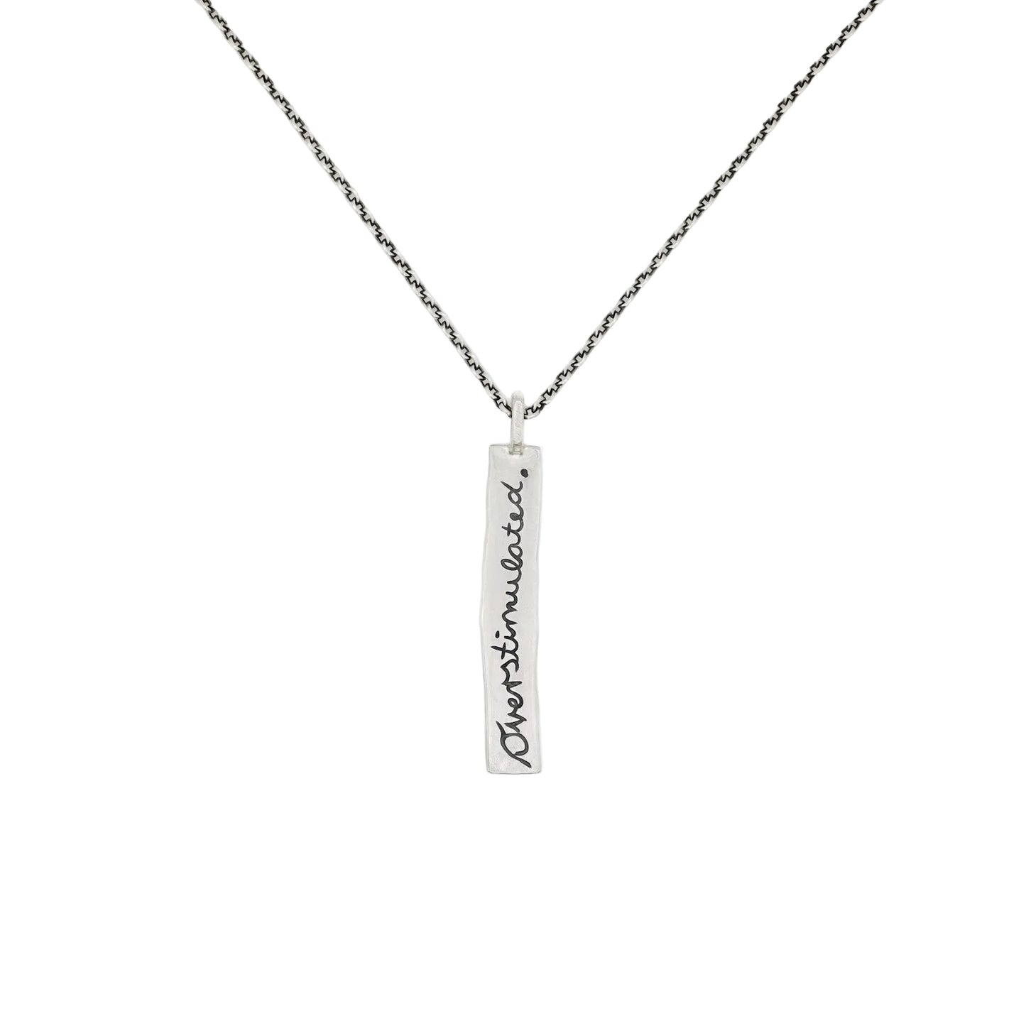 Eine Halskette aus 925 Sterling Silber mit dem länglichen rechteckigen gravierten Anhänger. Gravur mit Handschrift 'Overstimulated'. Handgemachter Mental Health Schmuck.