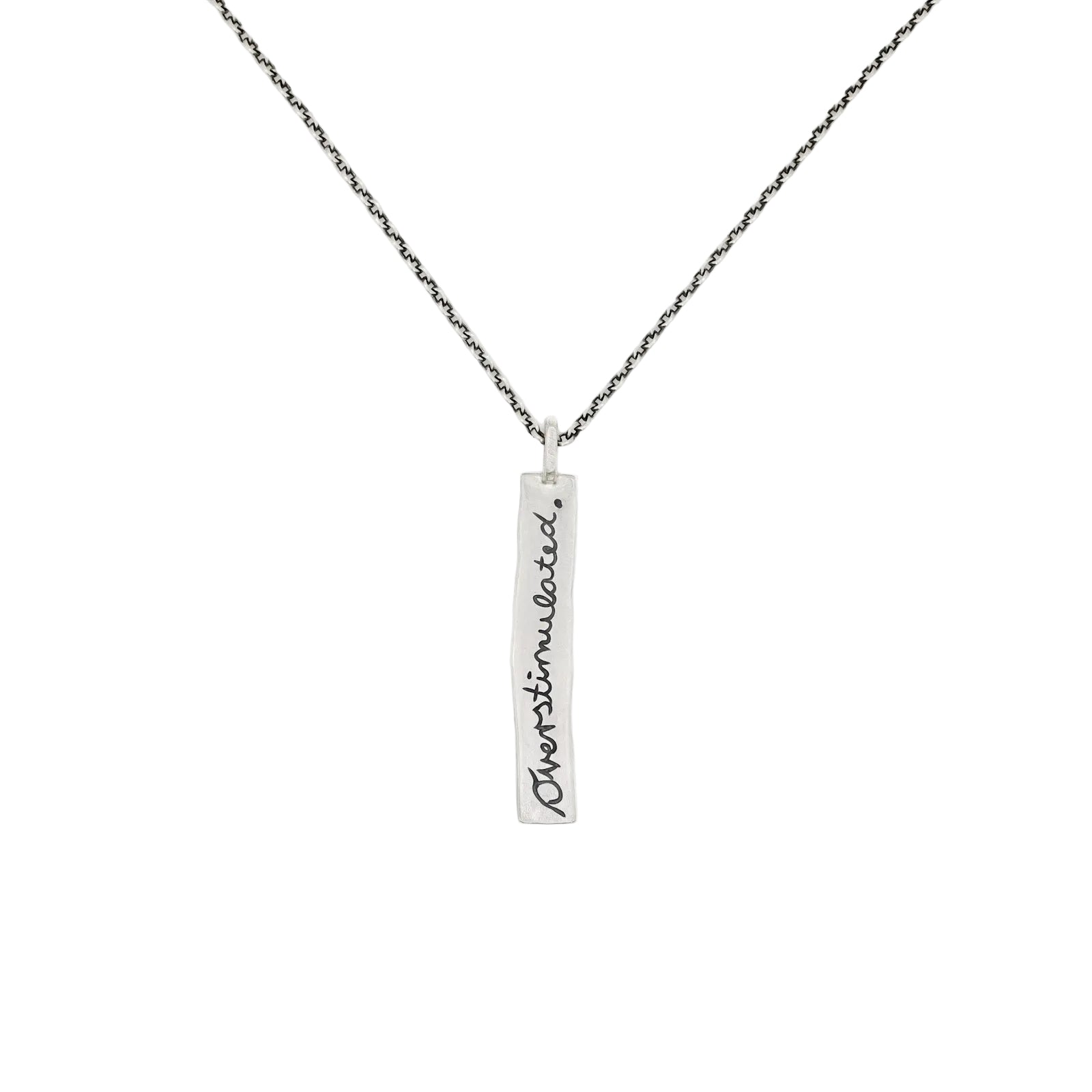 Eine Halskette aus 925 Sterling Silber mit dem länglichen rechteckigen gravierten Anhänger. Gravur mit Handschrift 'Overstimulated'. Handgemachter Mental Health Schmuck.