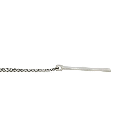 Handgeschmiedeter, rechteckiger Silberanhänger mit persönlicher Wunschgravur in Handschrift. Ein besonderes Geschenk aus 925 Sterling Silber auf neutralem Hintergrund.