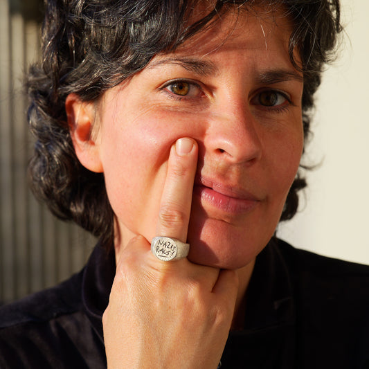 Massiver Antifa-Ring aus 925 Sterling Silber mit Handgravur "Nazis raus!", am Mittelfinger getragen.