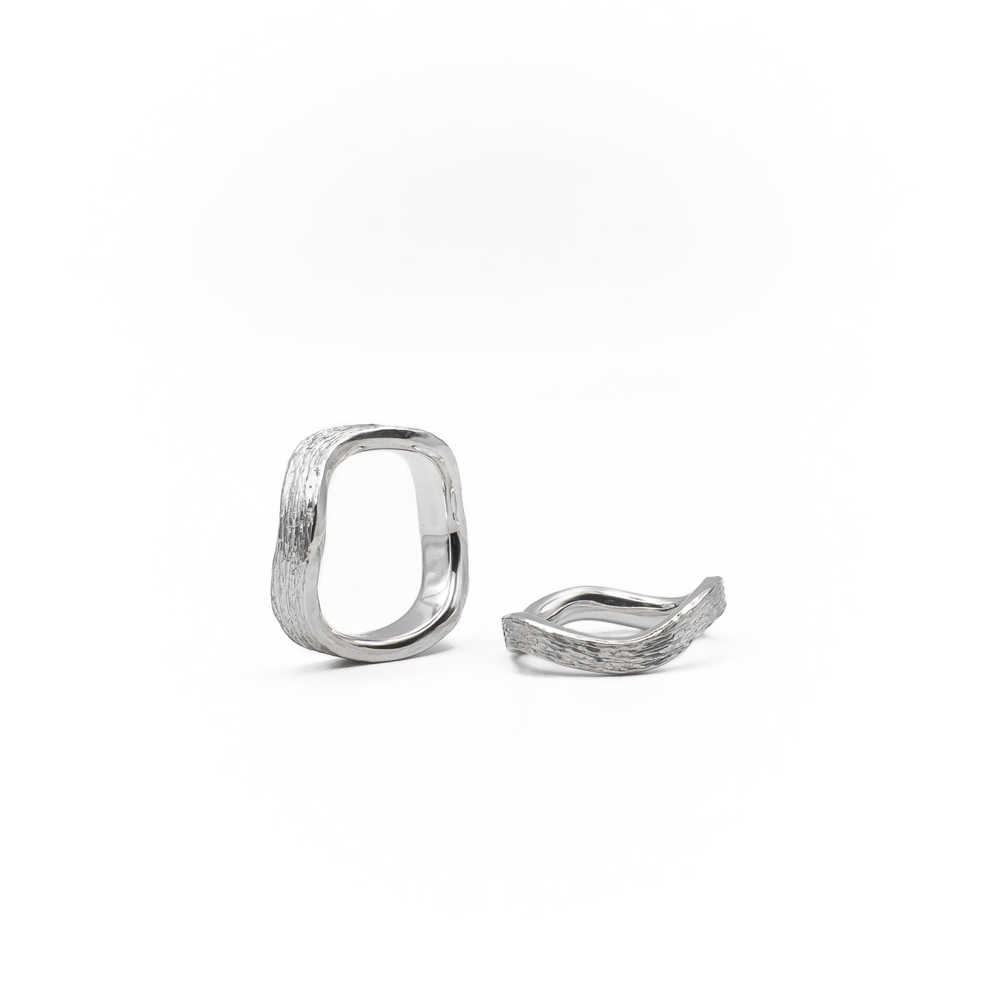 Handgefertigte Antragsringe mit Wellen-Oberfläche aus einem Guss, individuell geschmiedet in der Region Nürnberg und Fürth.