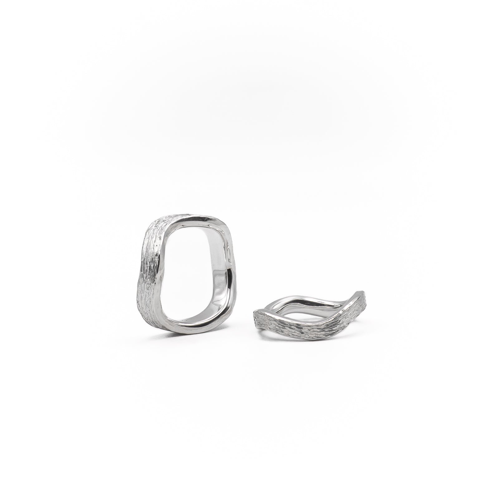 Handgefertigte Antragsringe mit Wellen-Oberfläche aus einem Guss, individuell geschmiedet in der Region Nürnberg und Fürth.