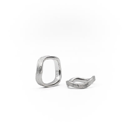 Handgefertigte Antragsringe mit Wellen-Oberfläche aus einem Guss, individuell geschmiedet in der Region Nürnberg und Fürth.