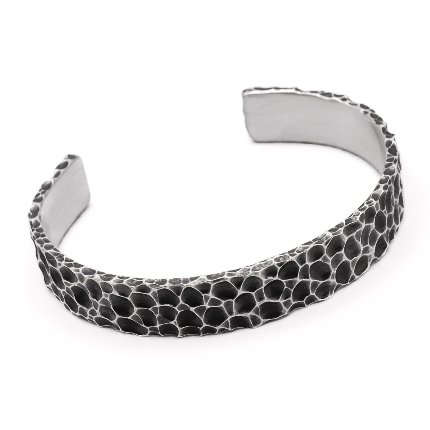 Massive 10mm breite Silber Armspange aus 925 Sterling Silber mit gefräster Hammerschlag-Optik, oxidiert.