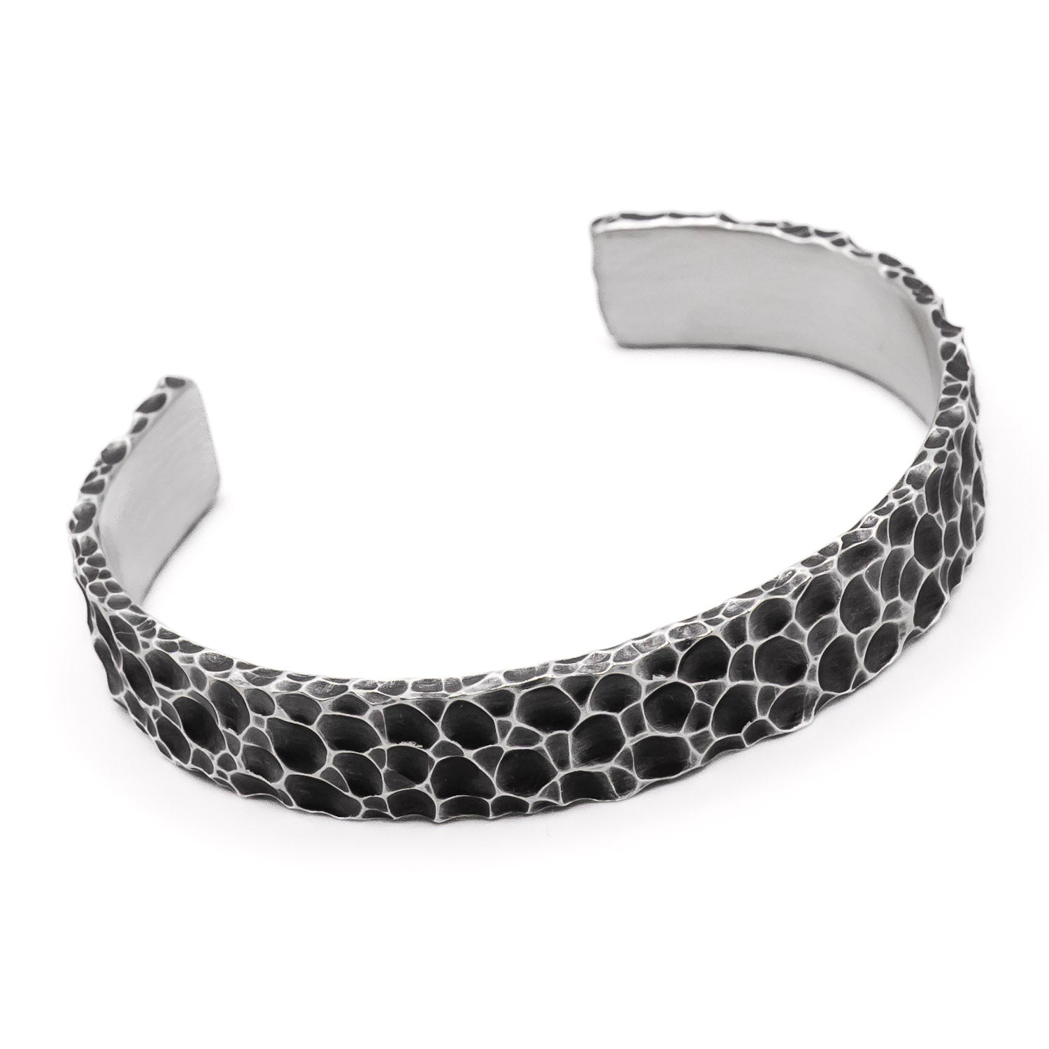Massive 10mm breite Silber Armspange aus 925 Sterling Silber mit gefräster Hammerschlag-Optik, oxidiert.