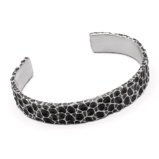 Massive 10mm breite Silber Armspange aus 925 Sterling Silber mit gefräster Hammerschlag-Optik, oxidiert.