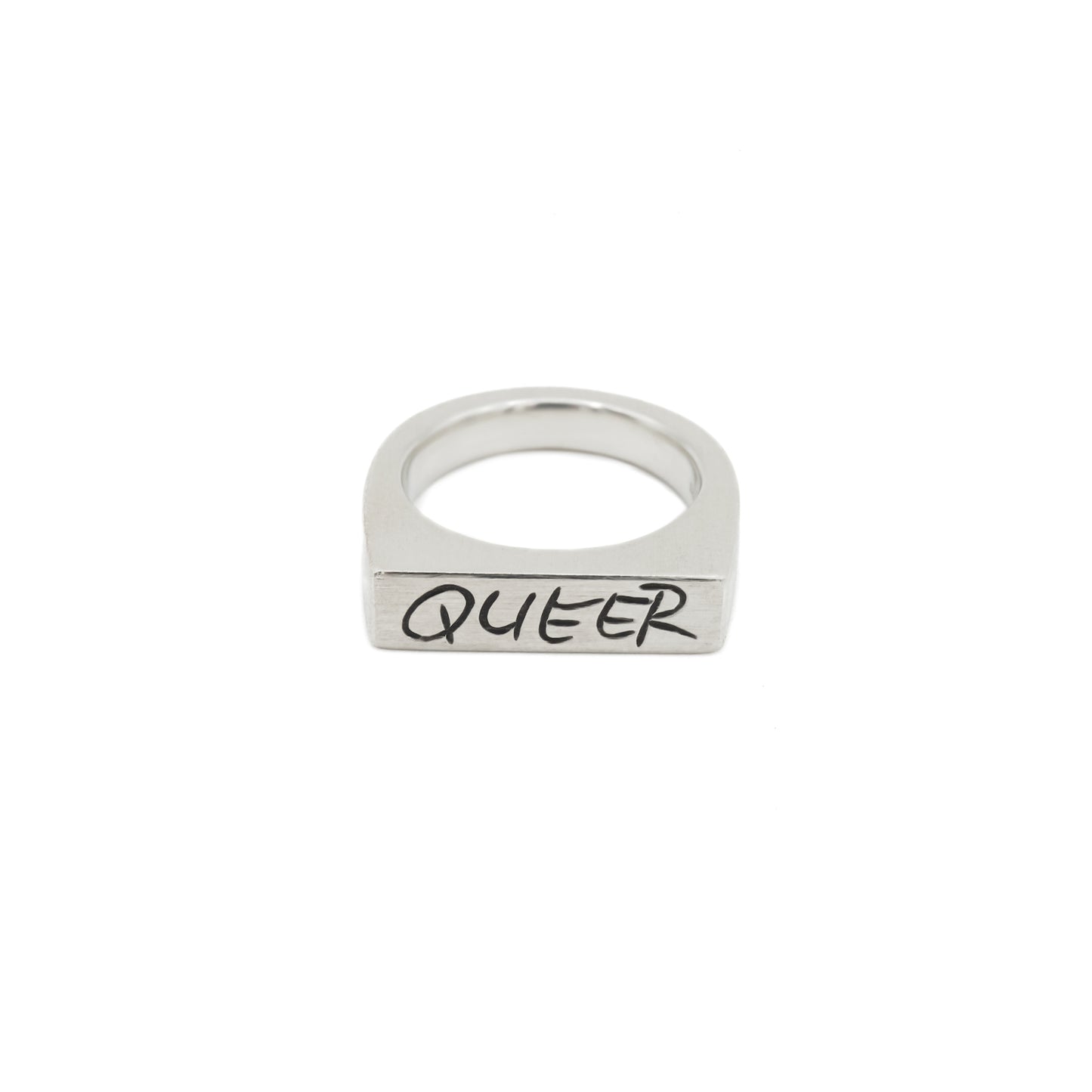 Silberner Siegelring für Herren mit handgraviertem Schriftzug Queer – dezenter Pride & LGBTQIA+ Schmuck für schwule Männer.