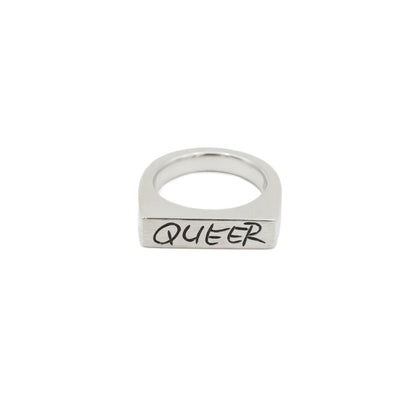 Silberner Siegelring für Herren mit handgraviertem Schriftzug Queer – dezenter Pride & LGBTQIA+ Schmuck für schwule Männer.