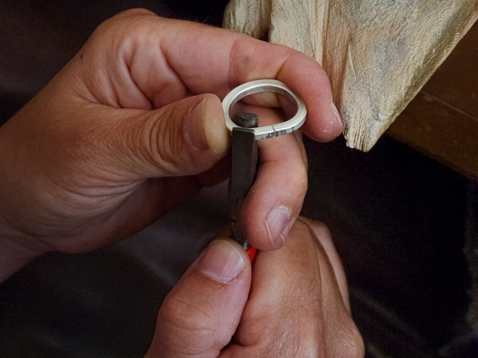 Einzigartige Eheringe nach Wunsch: Einblick in die handwerkliche Herstellung Ihres persönlichen Trauring-Unikats in Erlangen.