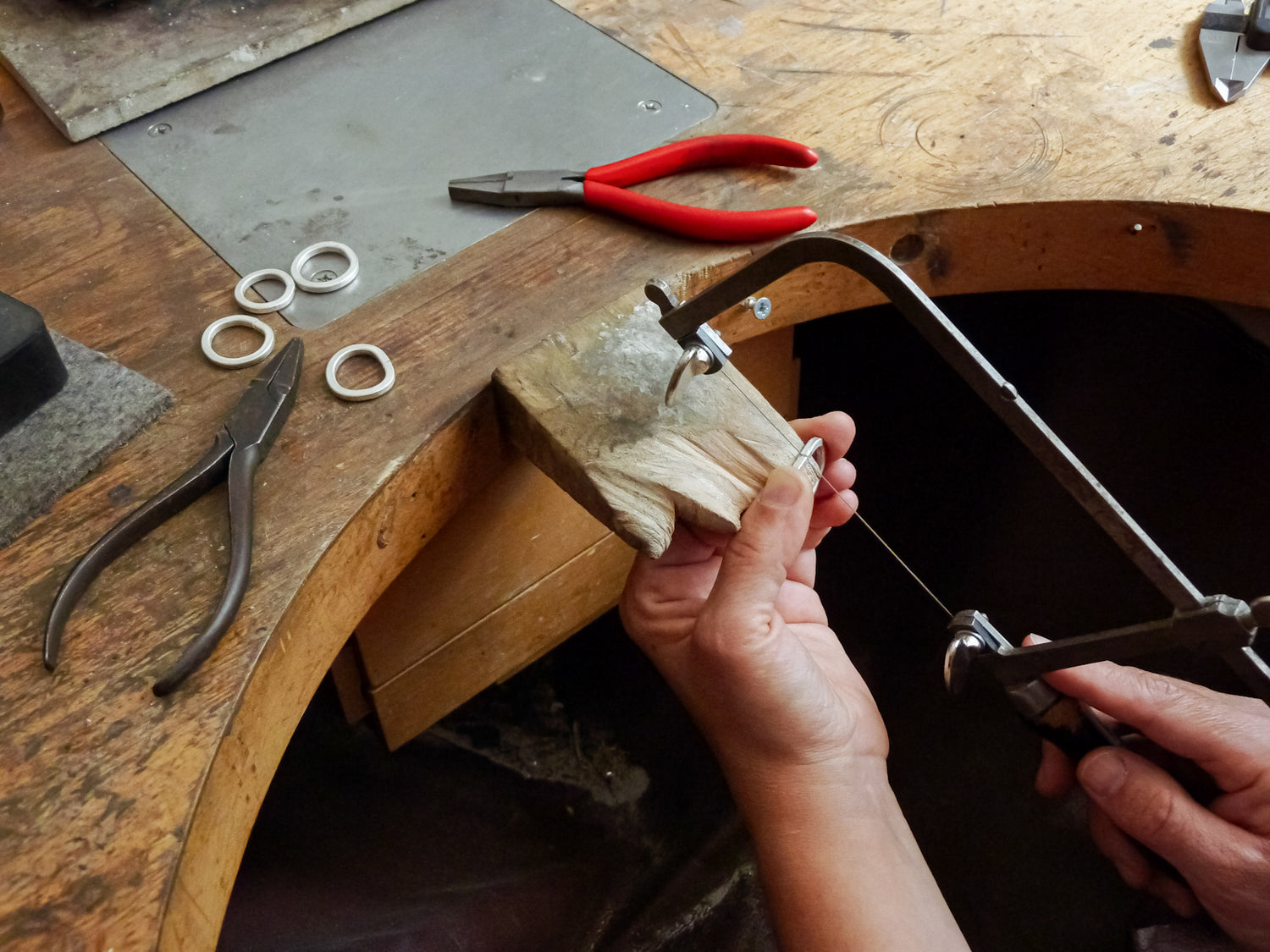 Goldschmied bei der Anfertigung von Eheringen nach Kundenwunsch in unserer Erlanger Goldschmiede-Werkstatt.