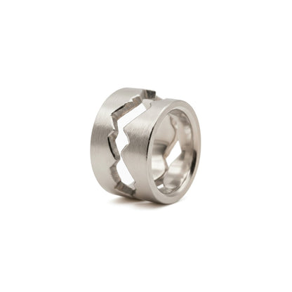 Individuelle Eheringe mit handgezeichneter Trennlinie; ein Unikat-Schmuckset, bei dem das Paar die Form der Ringschiene durch eine eigene Skizze selbst gestaltet.