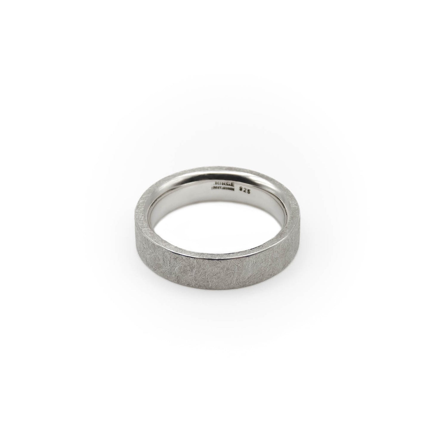 Feministischer Statement Ring aus recyceltem 925 Sterling Silber mit individueller Wunschgravur auf gekratzter Oberfläche.