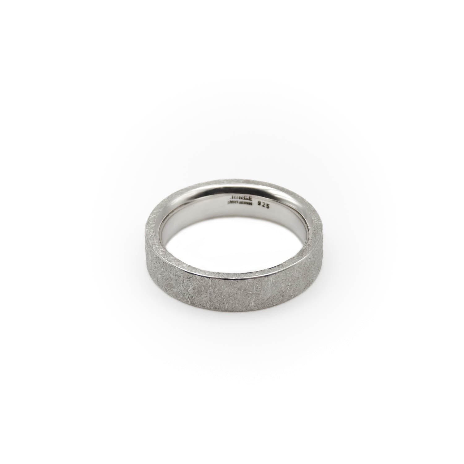 Feministischer Statement Ring aus recyceltem 925 Sterling Silber mit individueller Wunschgravur auf gekratzter Oberfläche.