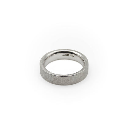 Feministischer Statement Ring aus recyceltem 925 Sterling Silber mit individueller Wunschgravur auf gekratzter Oberfläche.