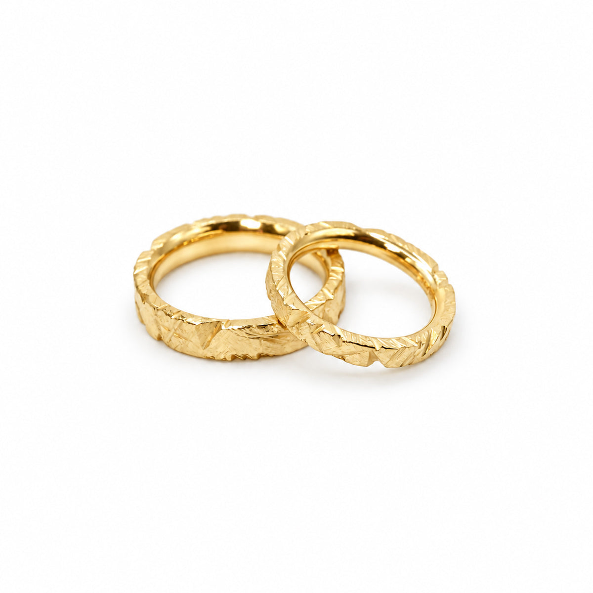Paar Hochzeitsringe aus Gelbgold mit gefeilter Oberfläche, handgeschmiedet in Erlangen.