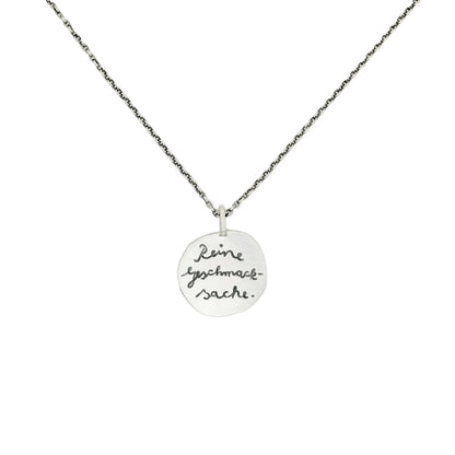 Eine Halskette aus 925 Sterling Silber mit rundem graviertem Anhänger. Ein humorvolles und persönliches Geschenk für die beste Freundin.